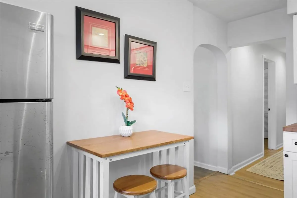 Great Two Bedroom W Off Street Parking To Explore The City Close To Downtown Airport Ballparks Pittsburgh 0*,  Stati Uniti
