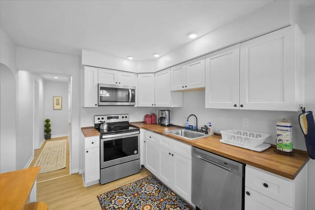 Locanda Great Two Bedroom W Off Street Parking To Explore The City Close To Downtown Airport Ballparks Pittsburgh