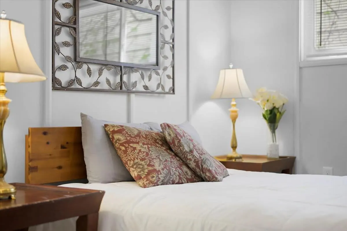 Great Two Bedroom W Off Street Parking To Explore The City Close To Downtown Airport Ballparks Pittsburgh Locanda