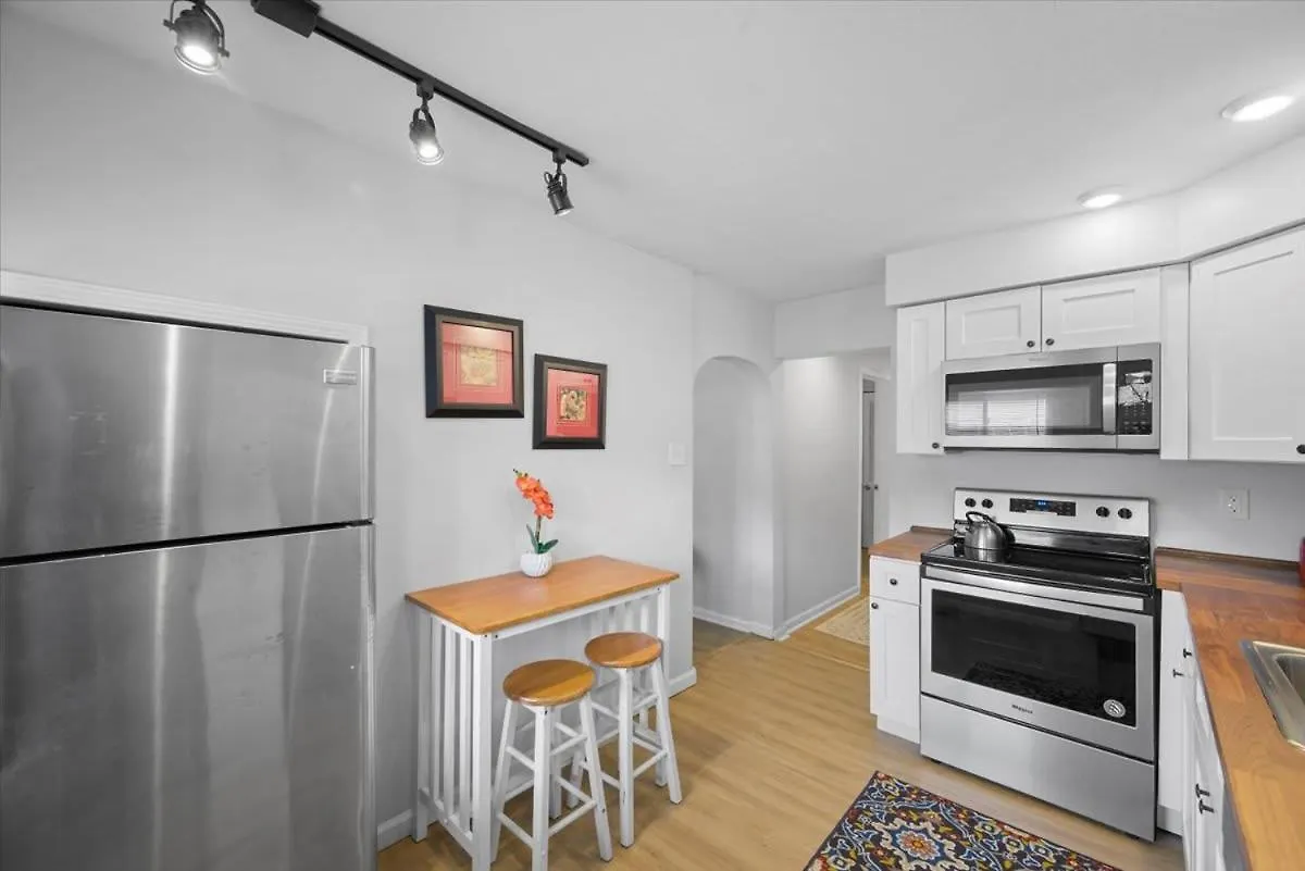 Great Two Bedroom W Off Street Parking To Explore The City Close To Downtown Airport Ballparks Pittsburgh
