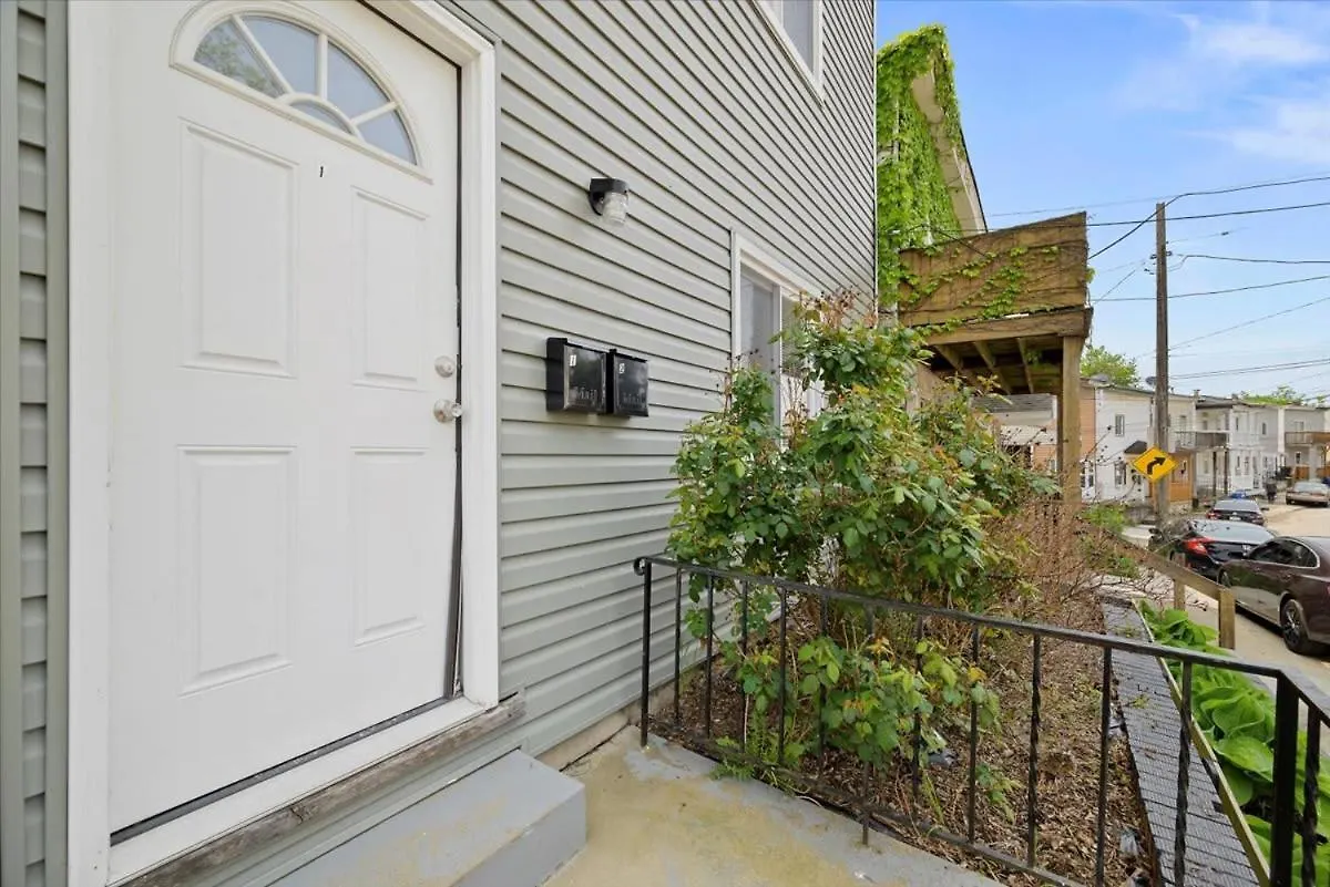 Great Two Bedroom W Off Street Parking To Explore The City Close To Downtown Airport Ballparks Pittsburgh Stati Uniti